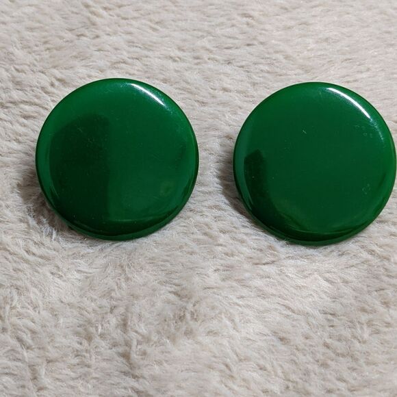 Vintage 60's Bakelite Spinach Green Disc Clip Earrings - Picture 5 of 10